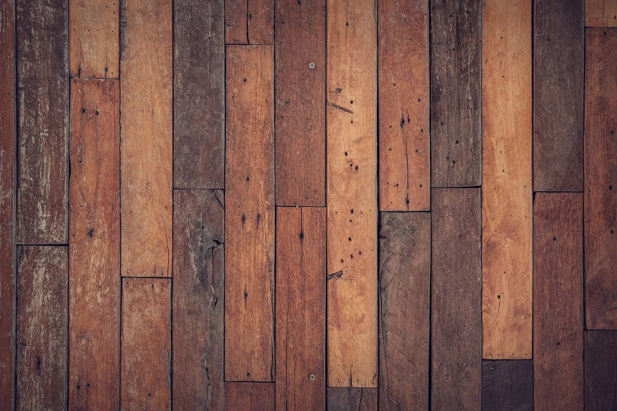 Rattraper un niveau de plancher bois : méthodes efficaces en 2026