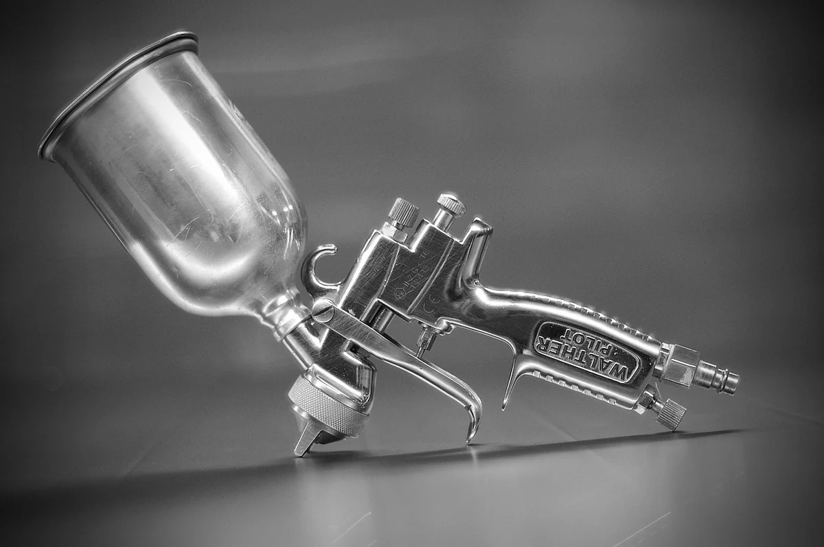 Peindre un plafond au pistolet : guide complet et astuces 2026